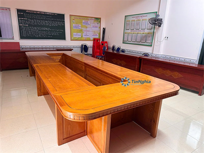 10+ Mẫu bàn họp hội trường gỗ sang trọng cho phòng họp trường học