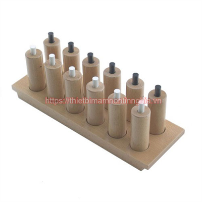 Giáo cụ Montessori phân biệt áp lực bằng tay