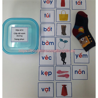 Giáo cụ Montessori từ chỉ trang phục