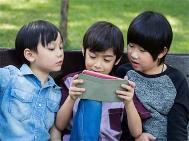 Đừng hại con cái bằng iPhone, iPad